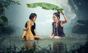 Jeunes filles se baignant sous la pluie